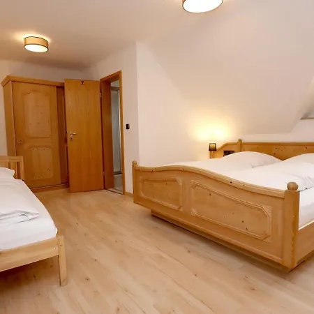 Gaestehaus Roessle Grosszuegiges Wohnen Bis Zu 90 M2 ホテル 3*
